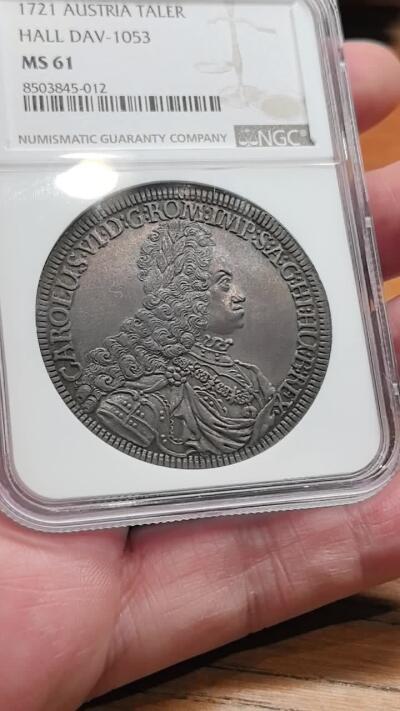 凡希社世界钱币微拍第三百十九期 荐！1721神罗卡尔六世长卷发戎装像泰勒大银蒂罗尔厂NGC-MS61，传世欧陆灰彩，哑光质地，一流的视觉美感，需上手实物感受，个人认为明显低评（附视频）