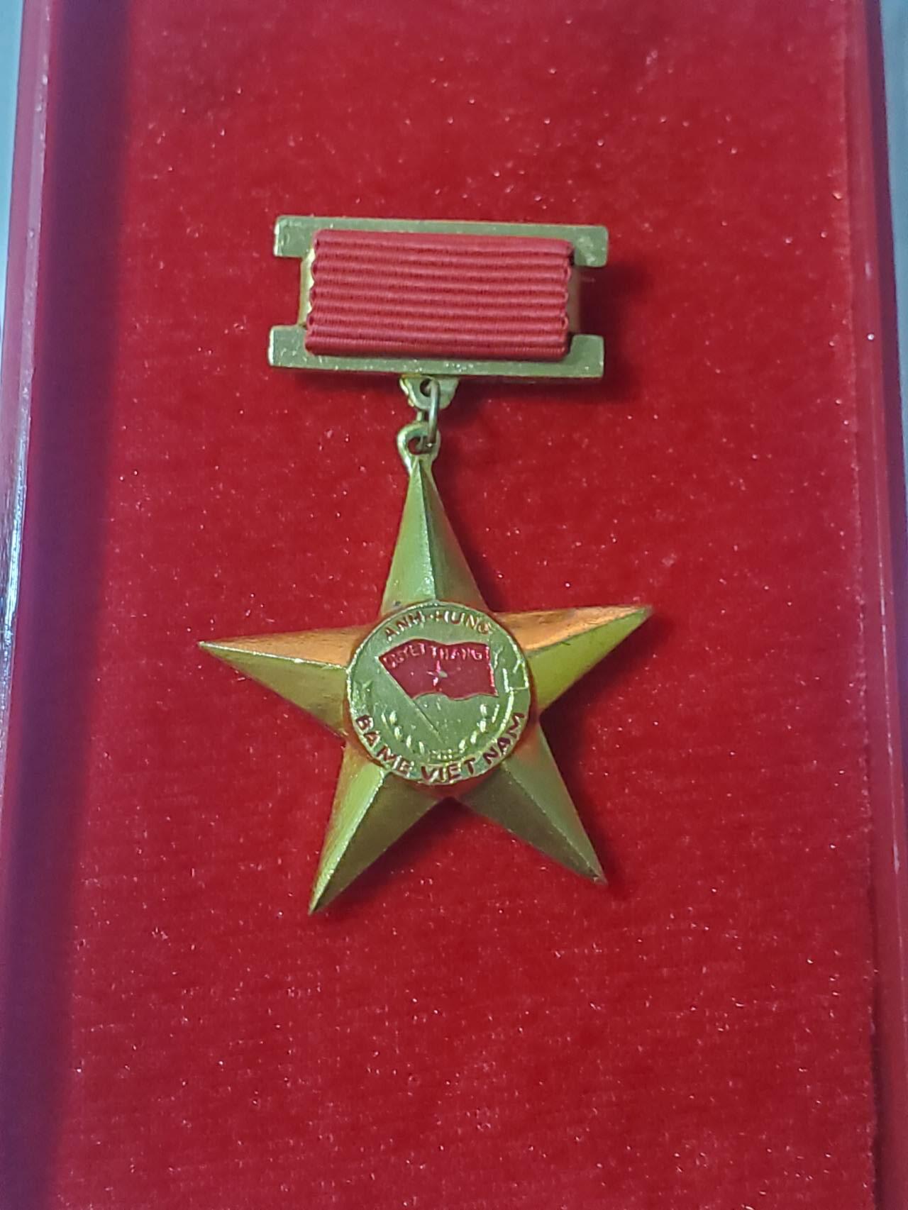 韵星假日拍卖第三十八期 -- Rimey Holidays Auction 38 越南社会主义共和国英雄母亲称号金星勋章 第一版 带原盒 原盒少见 非地摊后造版本