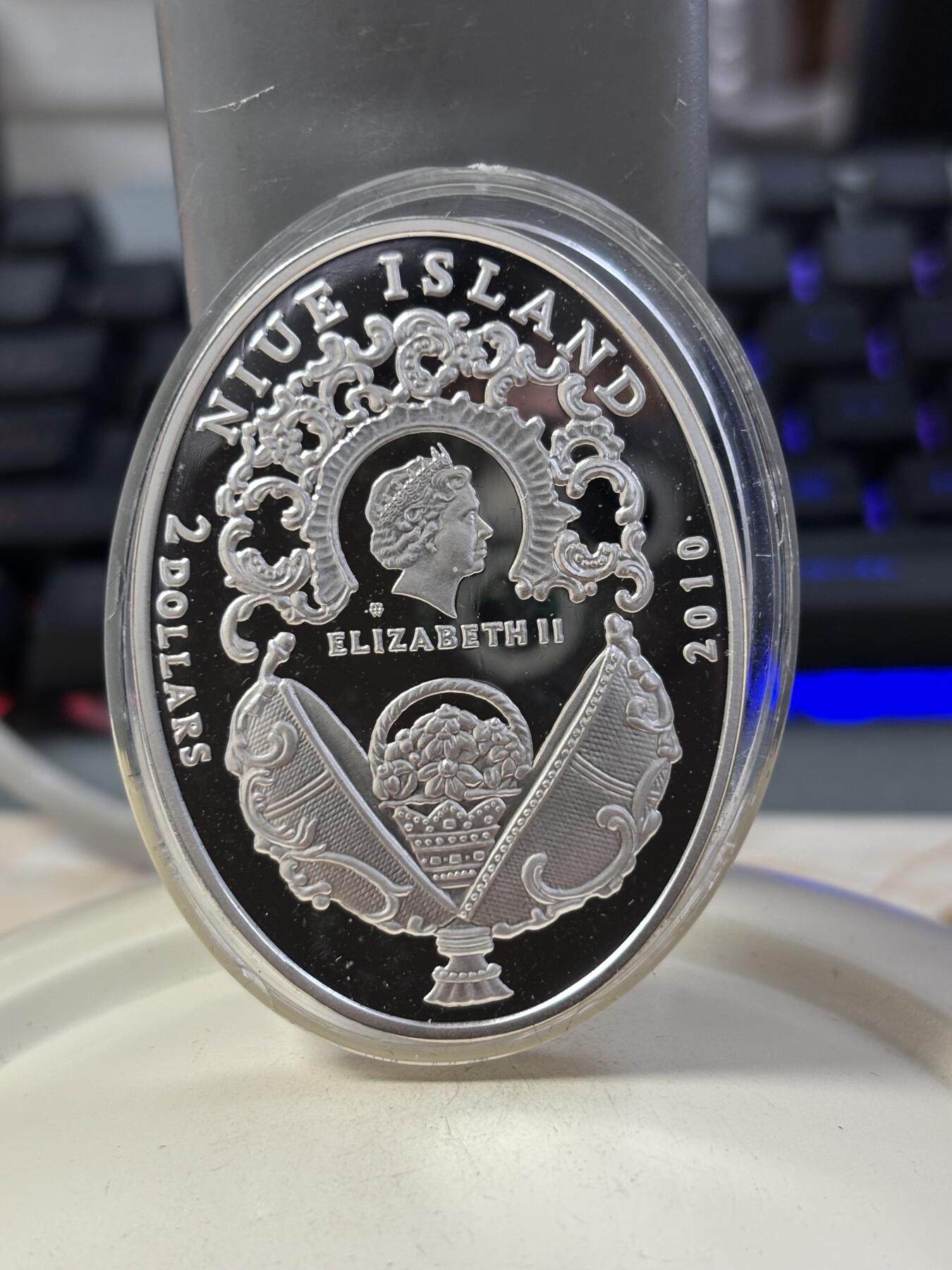 第189期拍卖 纽埃2010年俄罗斯皇家彩蛋加冕镶嵌水晶椭圆56.56克银币，925银，发行5000枚，塑料盒有瑕疵