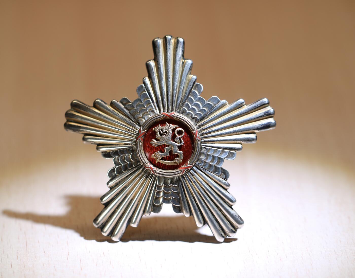 大猫徽章拍卖 第287期 芬兰大军官雄狮勋章，原盒，中间雄狮和别杆均为K金