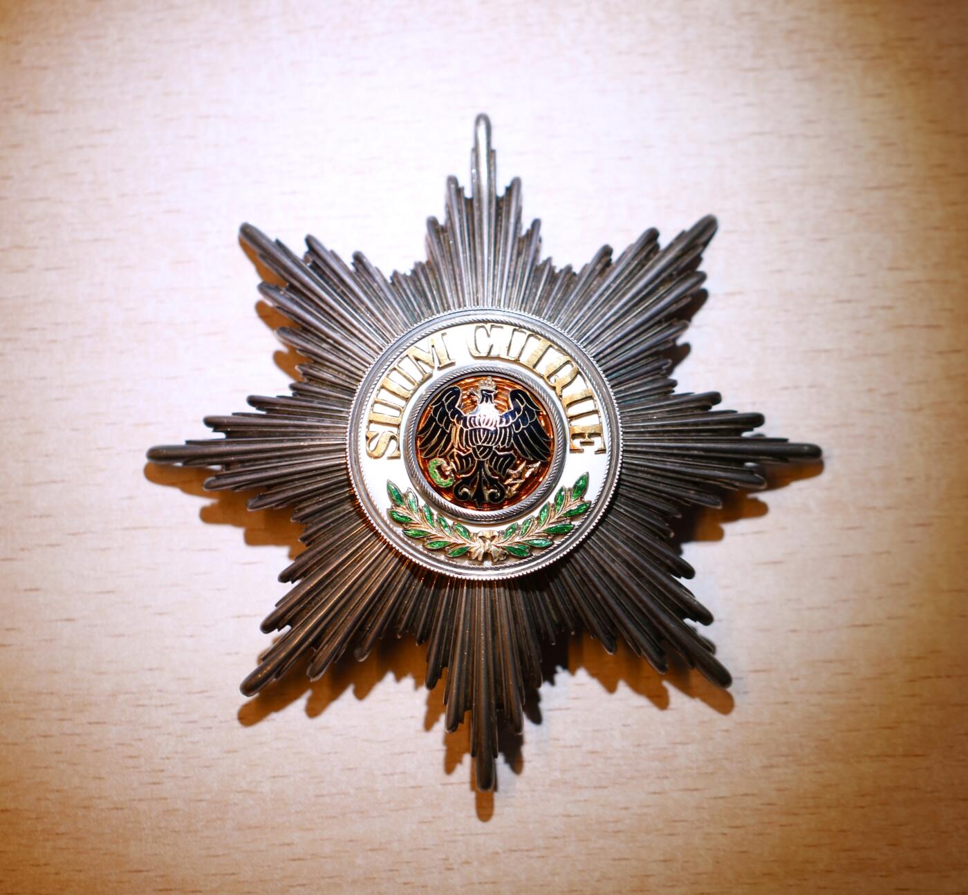 大猫徽章拍卖 第287期 德意志帝国  普鲁士——黑鹰勋章胸星 胸星以银、金及珐琅材质制成。这颗星由柏林的 J. 瓦格纳制作，并在针钩下方显示出制作者标识——“W”。