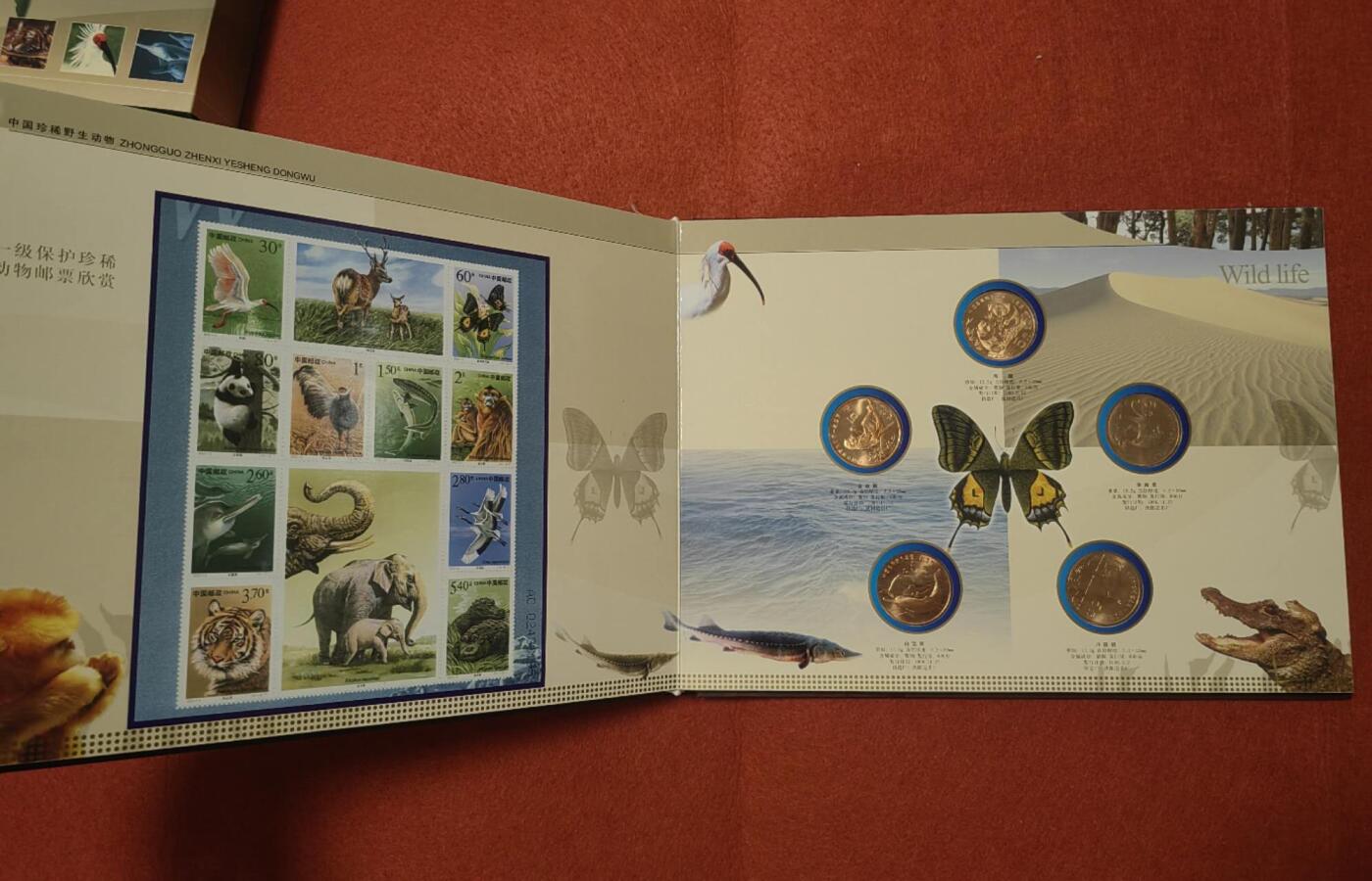 洪涛臻品批发群 精选邮票限时拍卖第1237期  中国珍惜野生动物流通纪念币*银片珍藏册  书籍内包含一套全新的 中国珍惜野生动物纪念币10枚一套（真币），Ag999银制邮票2g/枚，共10枚，共20g纯银制邮票。限量发行1万册，统一售价1200元。具有一定的收藏价值和投资价值，喜欢不要错过，《本拍品包邮发货》