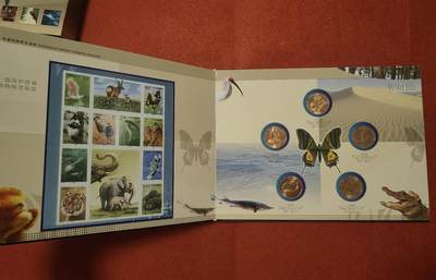 洪涛臻品批发群 精选邮票限时拍卖第1272期  中国珍惜野生动物流通纪念币*银片珍藏册  书籍内包含一套全新的 中国珍惜野生动物纪念币10枚一套（真币），Ag999银制邮票2g/枚，共10枚，共20g纯银制邮票。限量发行1万册，统一售价1200元。具有一定的收藏价值和投资价值，喜欢不要错过，《本拍品包邮发货》