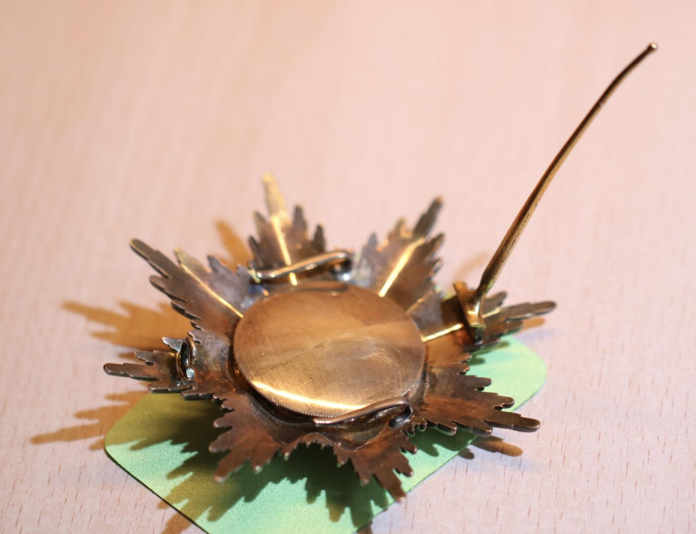 大猫徽章拍卖 第287期 德意志帝国  普鲁士——黑鹰勋章胸星 胸星以银、金及珐琅材质制成。这颗星由柏林的 J. 瓦格纳制作，并在针钩下方显示出制作者标识——“W”。