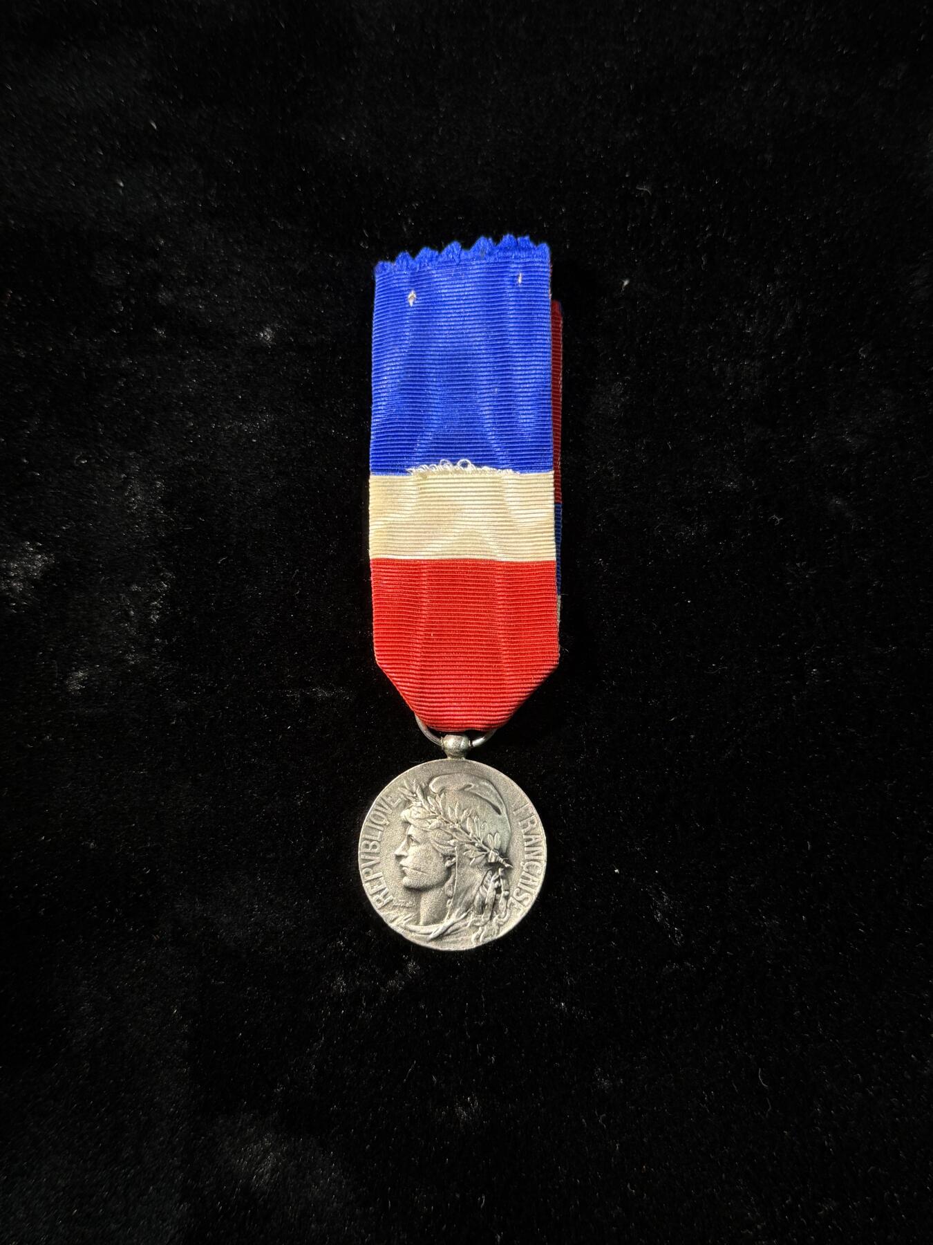 戎马世界章牌大赏第110期 法国劳工奖章