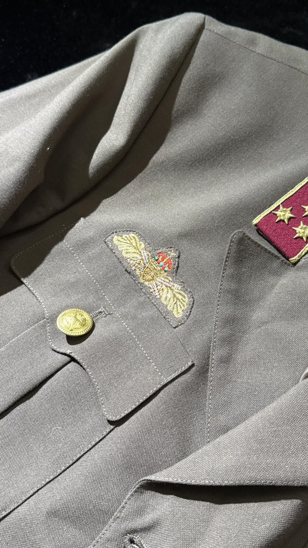 戎马世界章牌大赏第110期 匈牙利工兵上尉军服一套，含领带，常服，衬衫，外裤