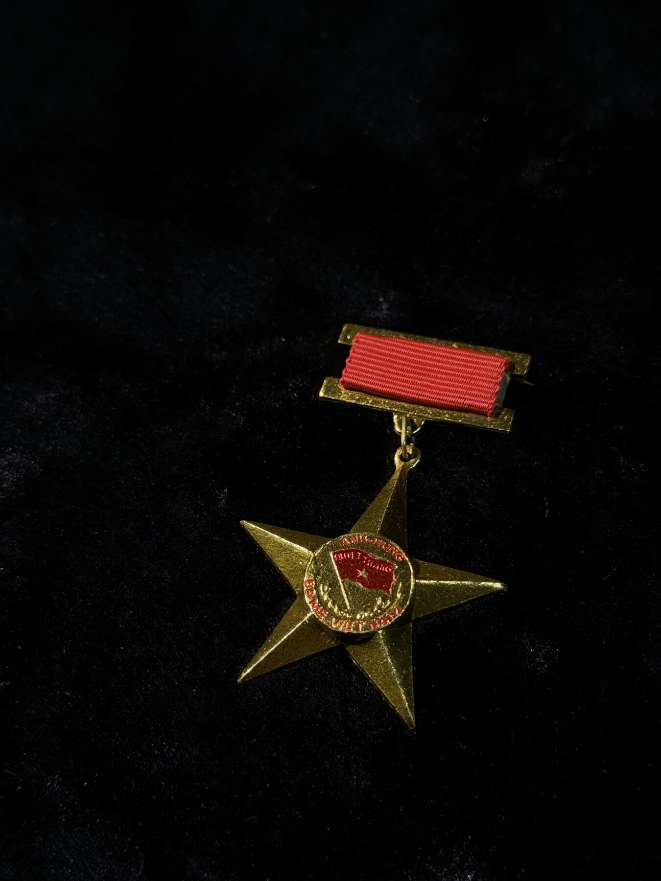 戎马世界章牌大赏第110期 越南英雄母亲奖章，铝制