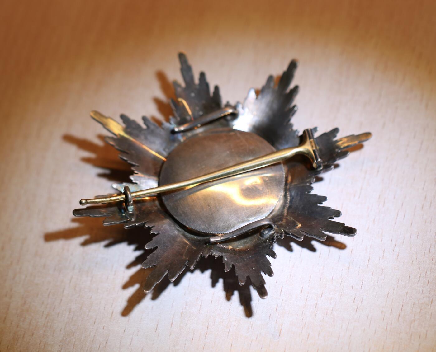 大猫徽章拍卖 第287期 德意志帝国  普鲁士——黑鹰勋章胸星 胸星以银、金及珐琅材质制成。这颗星由柏林的 J. 瓦格纳制作，并在针钩下方显示出制作者标识——“W”。