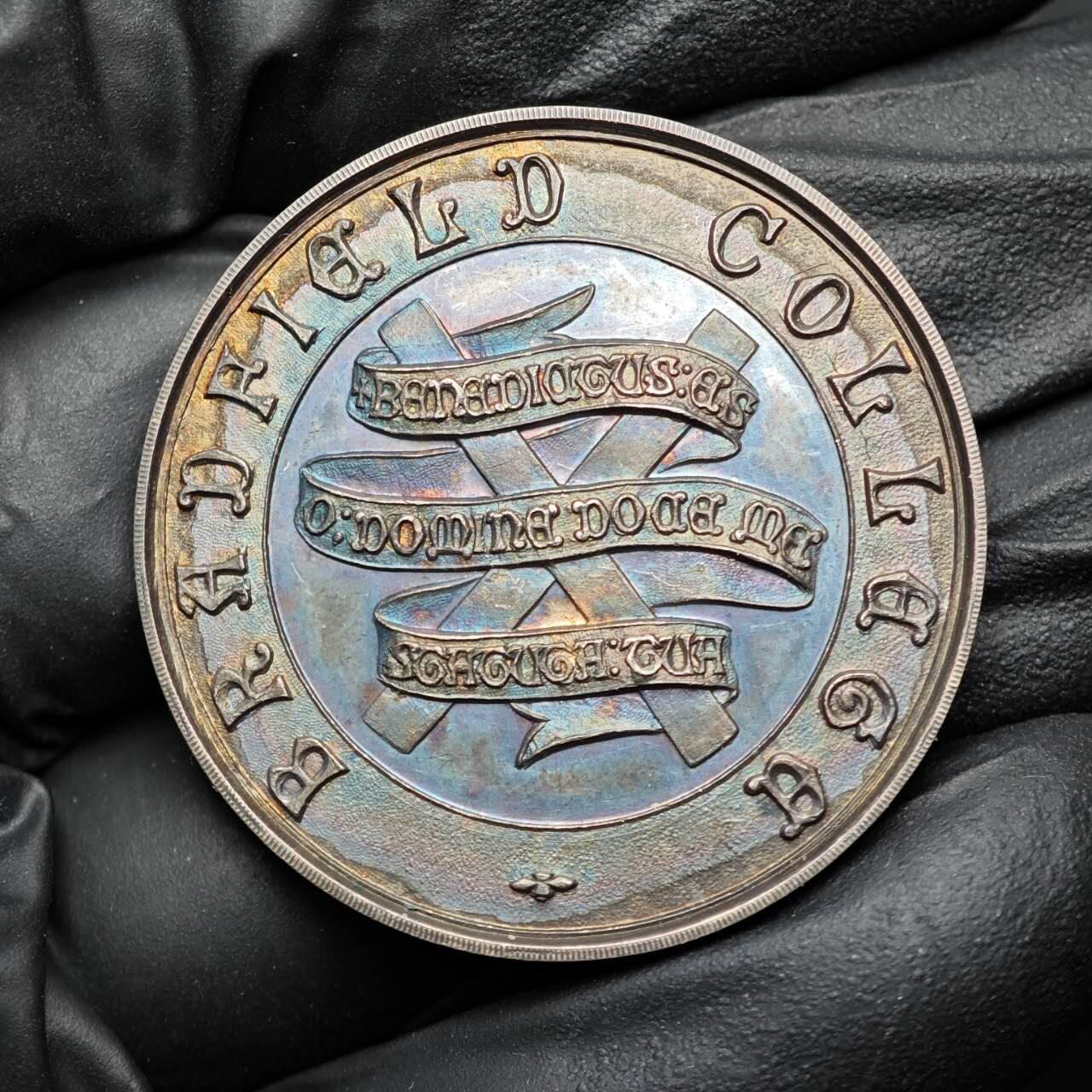 金瓯小拍第三期 古今币章 银价专场 英国布拉德菲尔德大学银章 重25.8克直径38.7mm 浓郁包浆黑中透金