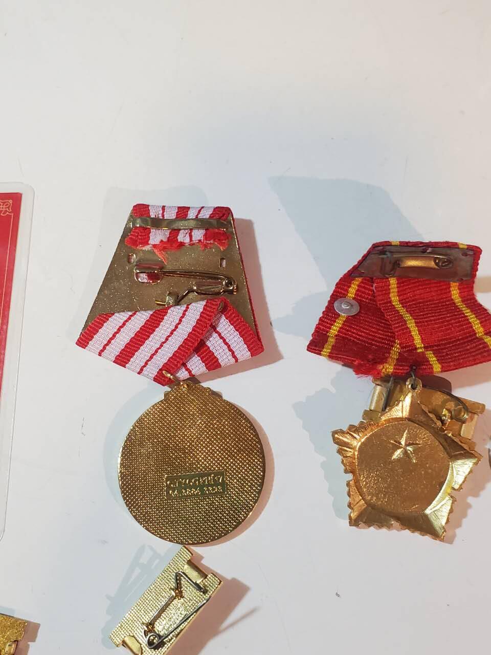 韵星假日拍卖第三十八期 -- Rimey Holidays Auction 38 越南越战老兵河内首都干部潘顺（与下一套为夫妻）全套 -- 二级独立勋章带略（第三高级勋章）一级抗战勋章带略 胡志明河内纪念奖章 河内市首都建设奖章 河内建设30年奖章 三枚越战战时白铜版本优秀士兵奖章 为教育事业服务奖章 师团奖章 荣军、社福，劳动部奖章 河内五十年大会代表证章 党代会出席证 非常齐全由原主流出 部分章打有军工厂厂标 一套品相等级材质兼具的套章 