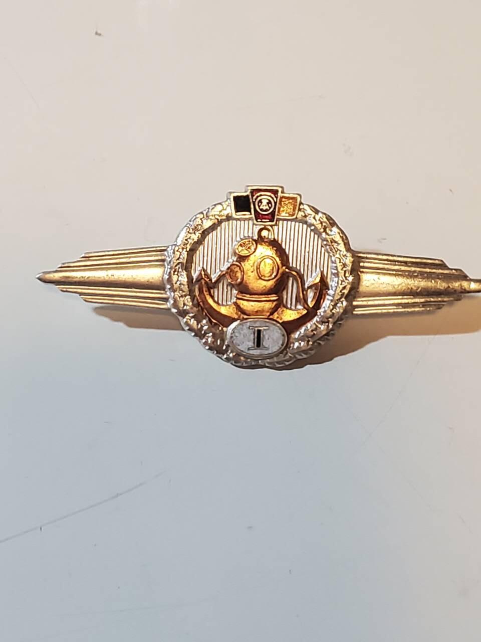 韵星假日拍卖第三十八期 -- Rimey Holidays Auction 38 民主德国60版本一级人民军潜水证章 早期版本 非常少见的特殊证章  转轮版