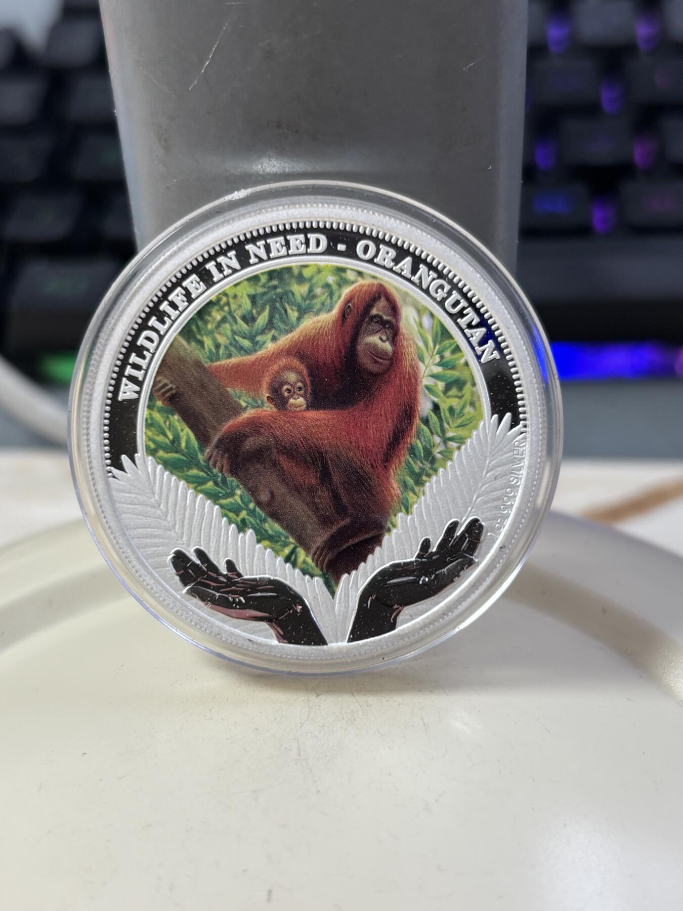 第189期拍卖 图瓦卢2011年野生动物保护2大猩猩1盎司彩色银币，999银，发行5000枚，有白斑