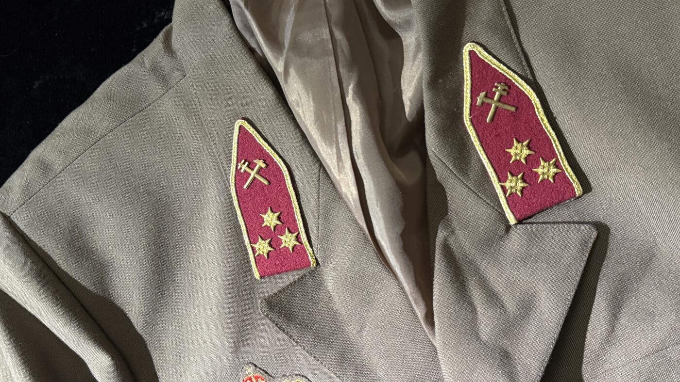 戎马世界章牌大赏第110期 匈牙利工兵上尉军服一套，含领带，常服，衬衫，外裤