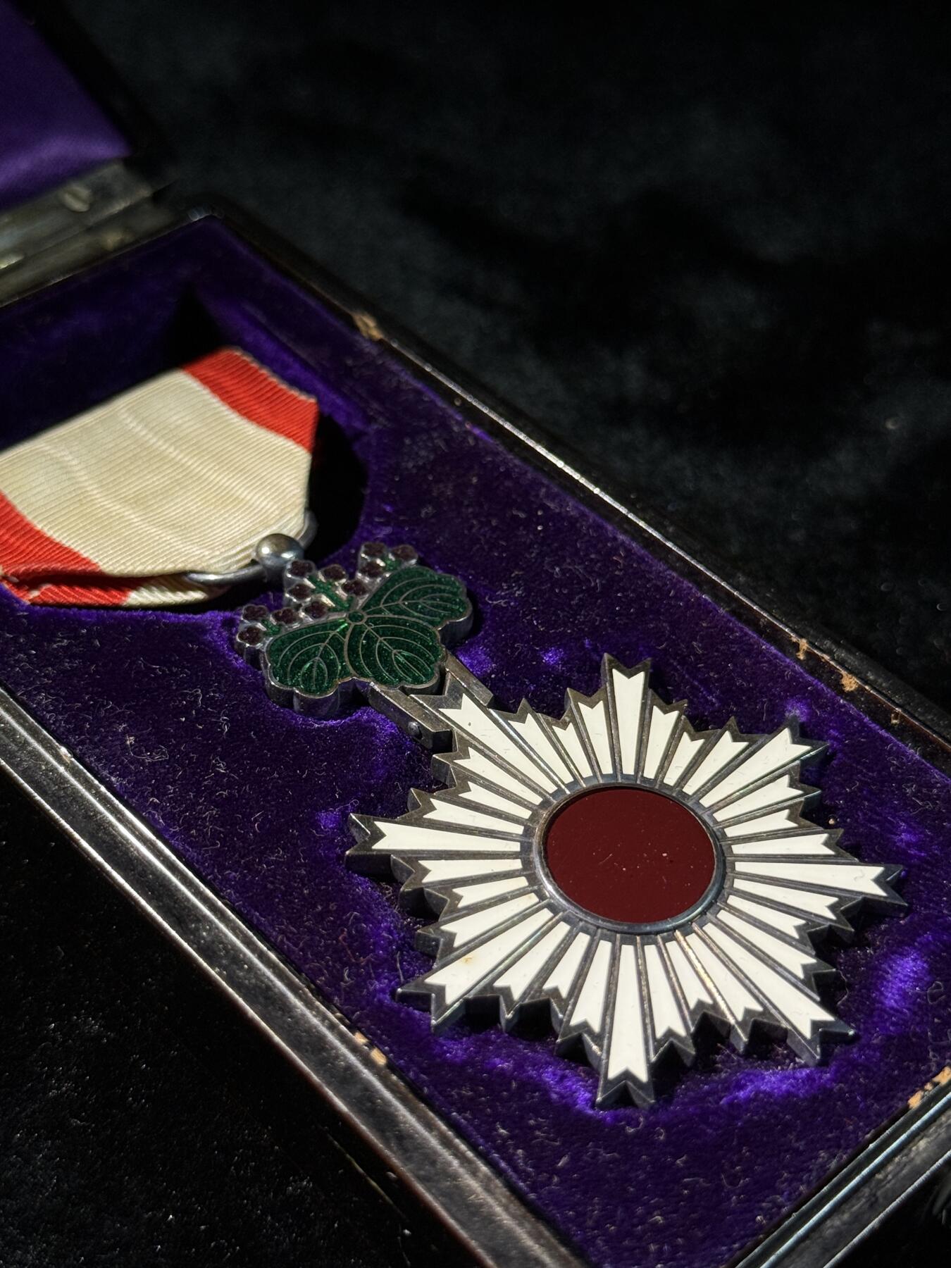 戎马世界章牌大赏第110期 日本勋六等旭日章，银制，盒子盒扣缺失，上挂缺少挂钩