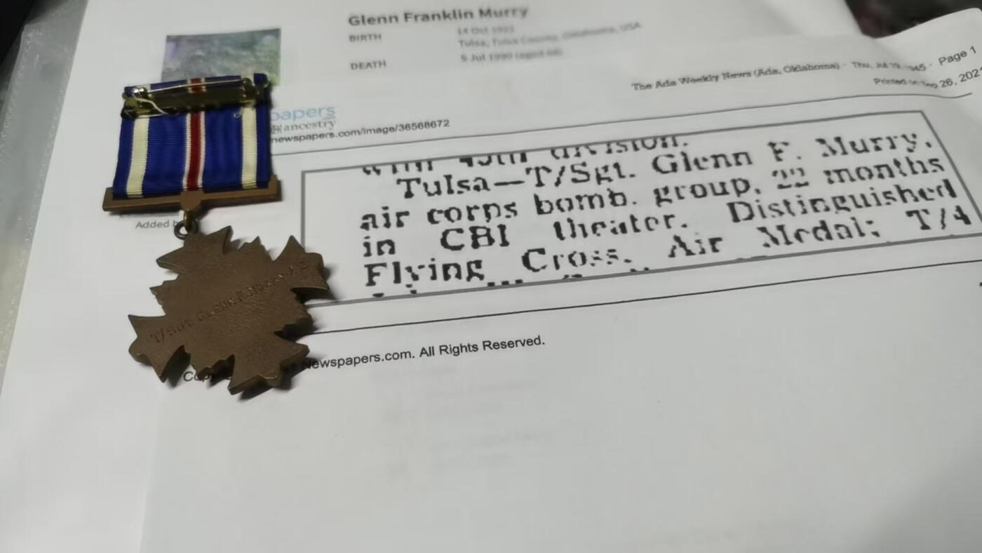 大猫徽章拍卖 第287期 飞虎队轰炸机飞行员大套，属于Glenn F. Murry，包含杰出飞行十字勋章（带刻名，有损，带事迹）、空军奖章、血符、中缅印臂章（金属丝编制）、轰炸和陆军飞行技能章、狗牌等等，附带打印得主资料。