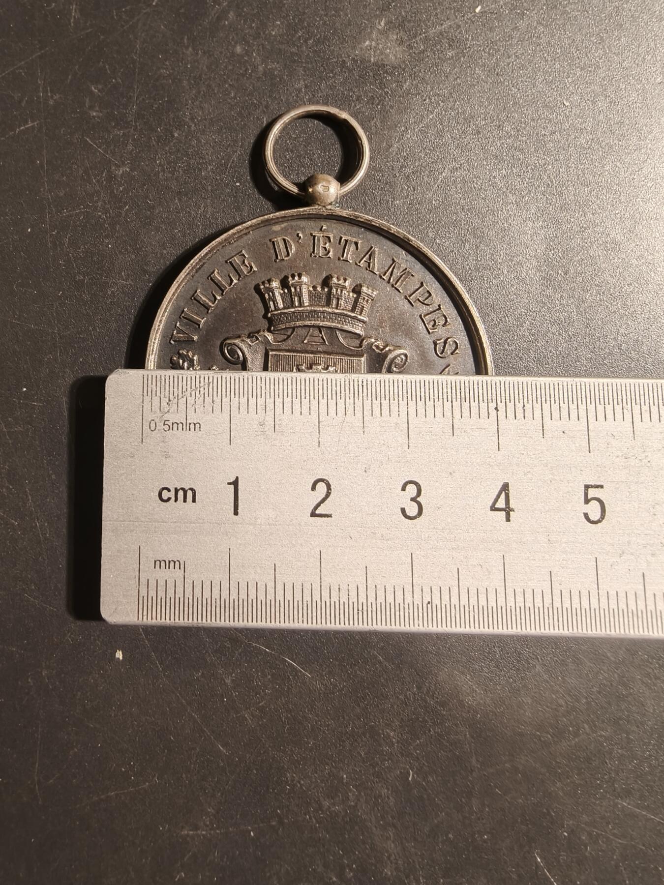 老王徽章第179期 法国1885年埃唐普市大型音乐竞赛大银奖章     野猪头银标     直径40mm    重量25.8g