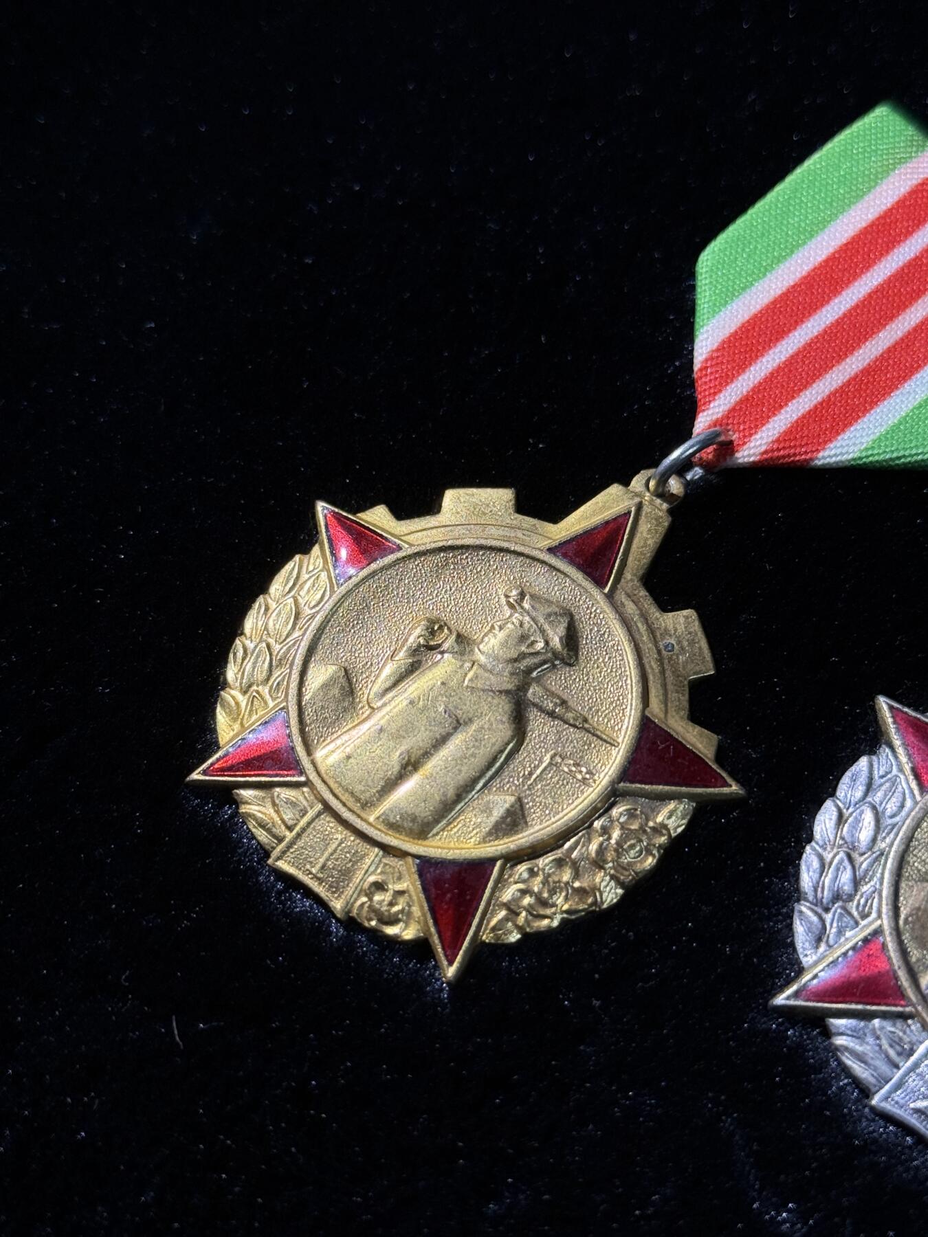 戎马世界章牌大赏第110期 朝鲜一二三级煤炭服务勋章，挂布后配，三级一角珐琅有补