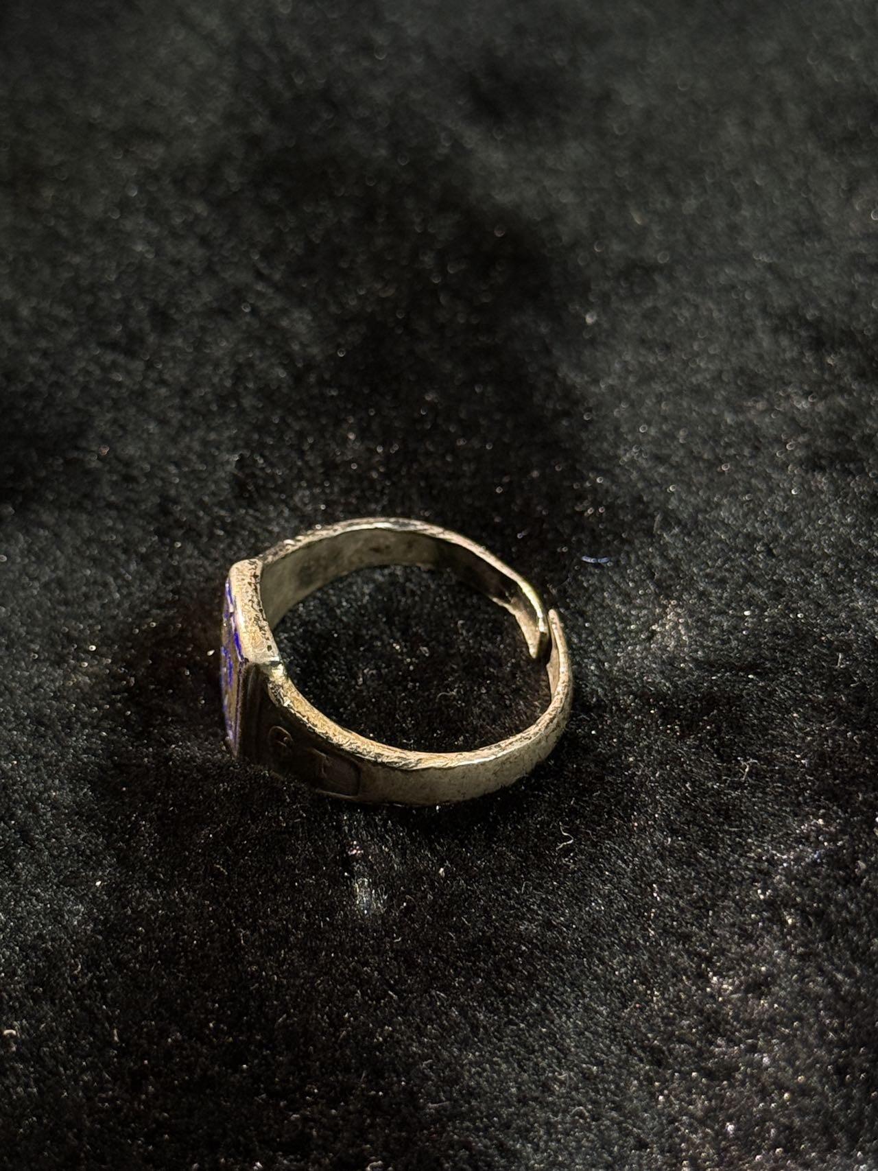 戎马世界章牌大赏第110期 芬兰 学校毕业戒指 银制珐琅带标 内侧带铭文，珐琅有磕碰