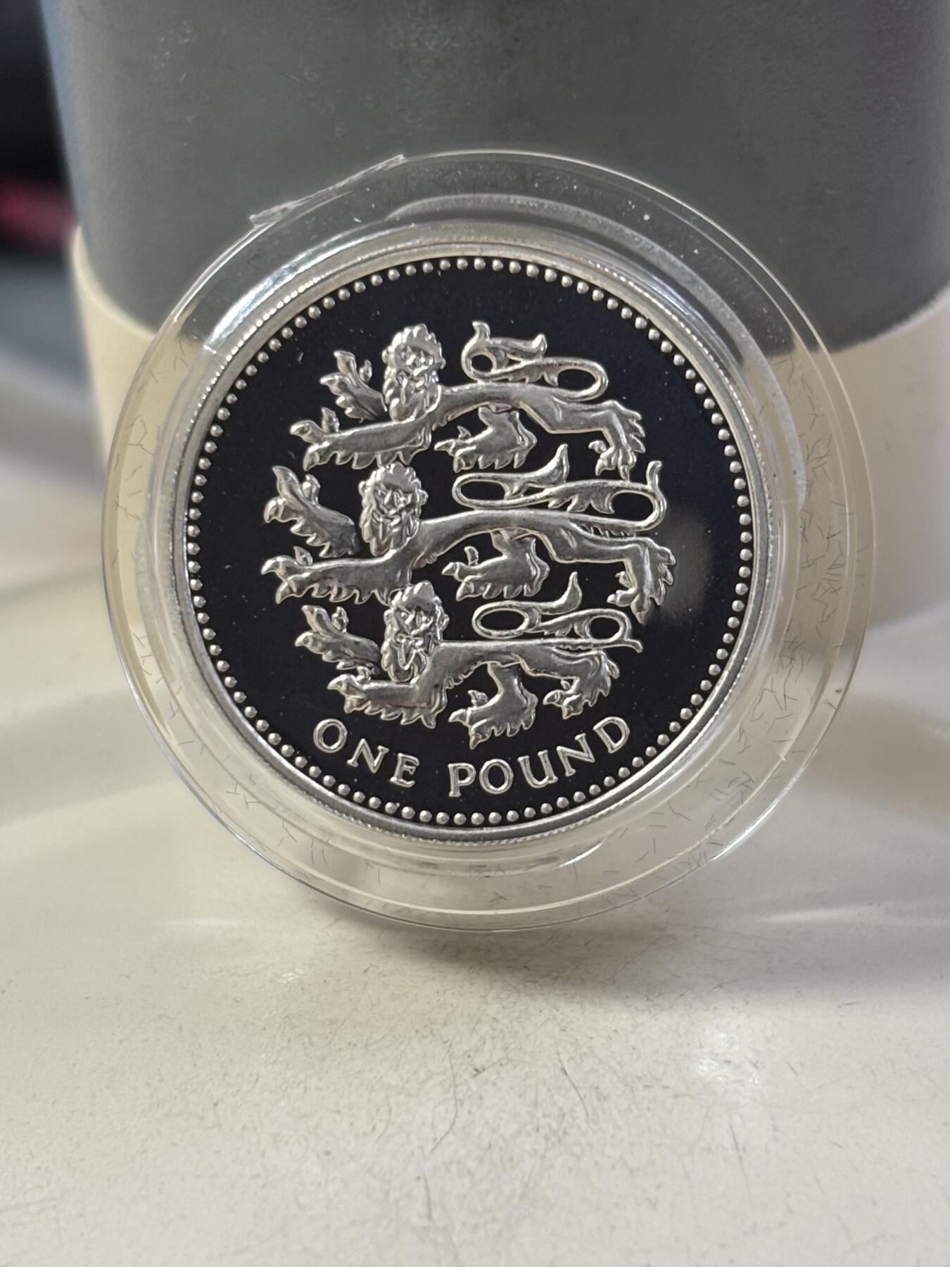 第189期拍卖 英国2002年1英镑系列英格兰三狮盾徽加厚纪念银币19克，925银，发行10000枚