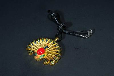 上海都达杂项专场八（全场包邮）   天然镀金孔雀开屏嵌红玛瑙蛋面挂件 附鉴定证书87-356