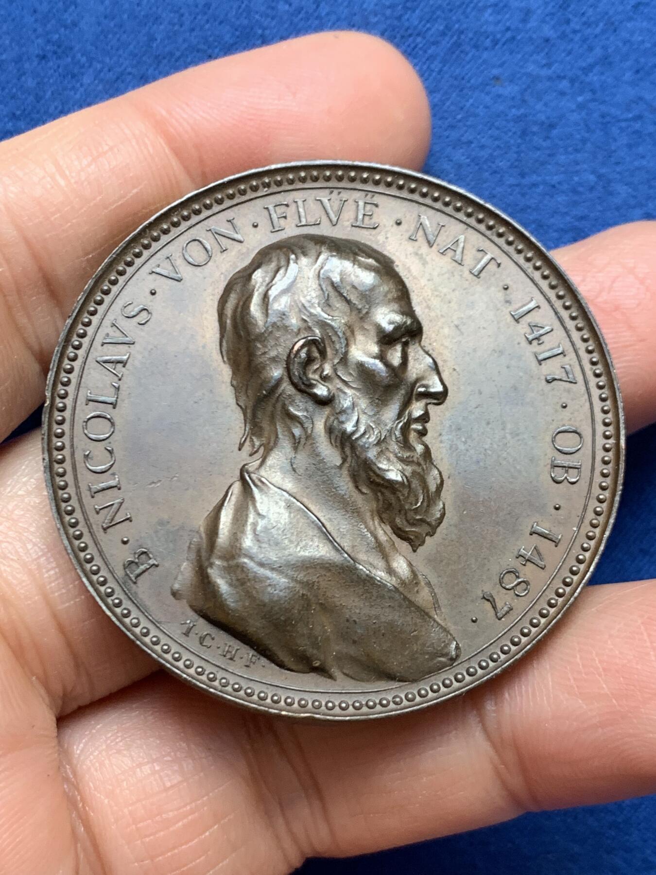 《竞宝斋》第461场 周日，周一，2场连拍 （全场包邮）欢迎送拍 尼古拉·德·弗莱逝世四百周年(1487年至1887年)纪念章，他以其智慧和调解能力著称，曾成功调解了瑞士各州之间的冲突，被誉为“瑞士的和平缔造者”。37.3克，44.5mm