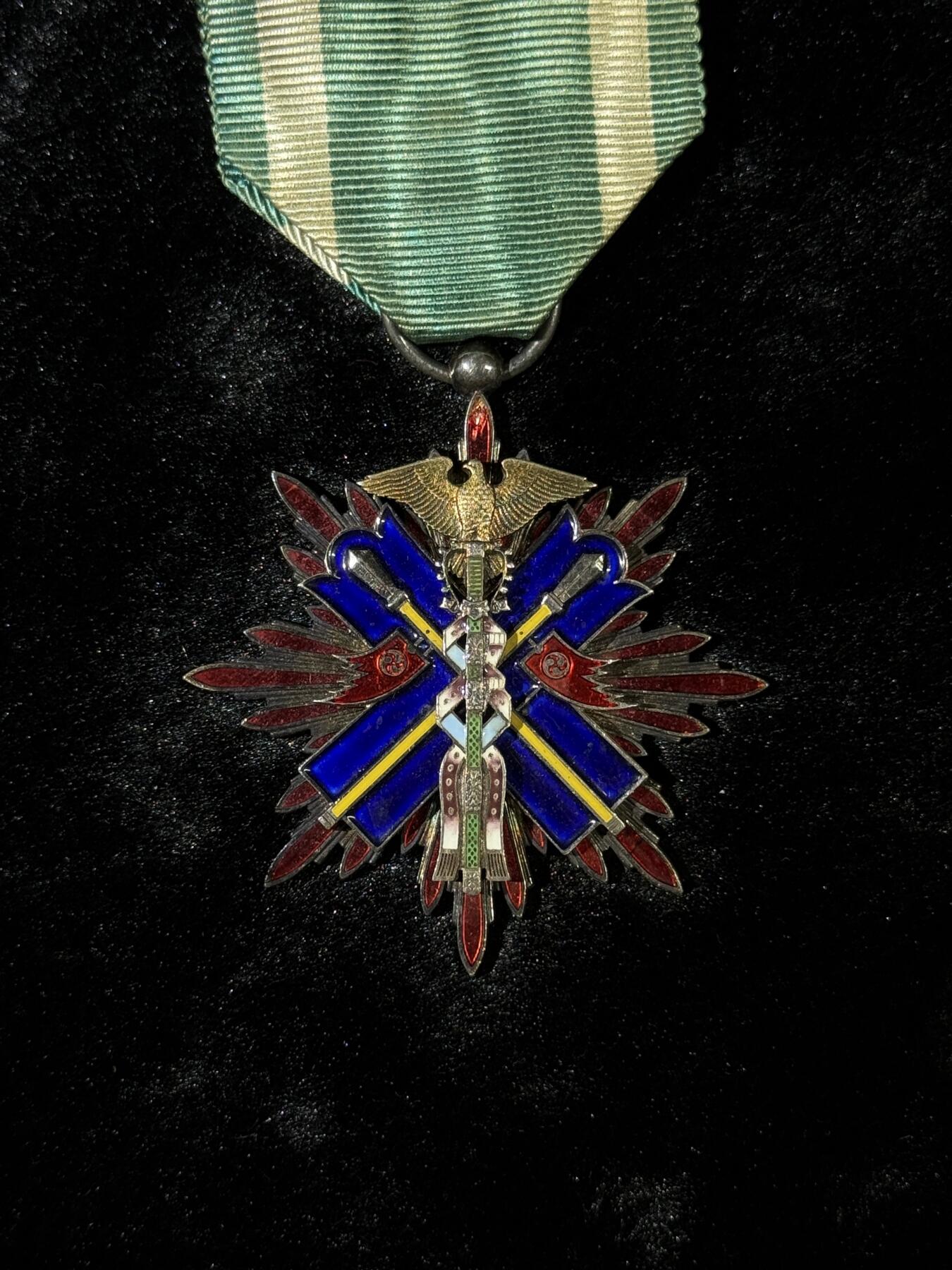 戎马世界章牌大赏第110期 功五级金鸱章，带盒，珐琅有损，盒子连接处有点破损