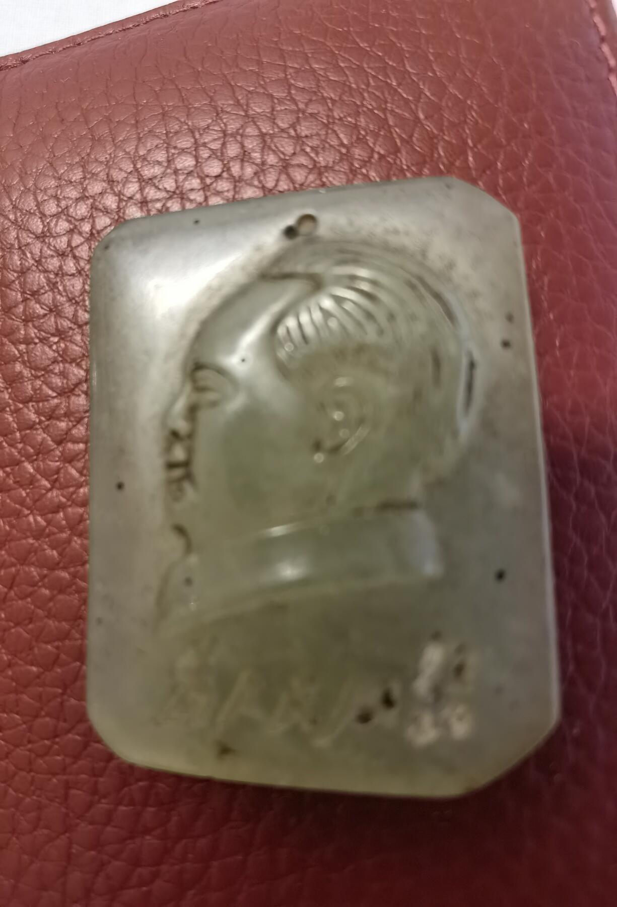 【文革真品】岫玉毛主席为人民服务挂牌 🔹 年代：文革时期（1966-1976） 🔹 材质：天然岫玉（地方玉种） 🔹 工艺：半手工浮雕，线条粗犷有力，时代特征鲜明 🔹 品相：包浆温润，无裂无缺，仅存轻微岁月痕迹 🔹 尺寸约：长4.2cm，宽3.2cm，厚0.6cm 红色收藏热门品类，存世量逐年减少，此牌玉质干净、工艺规整，是不可多得的文革红色藏品，支持专业机构复检。