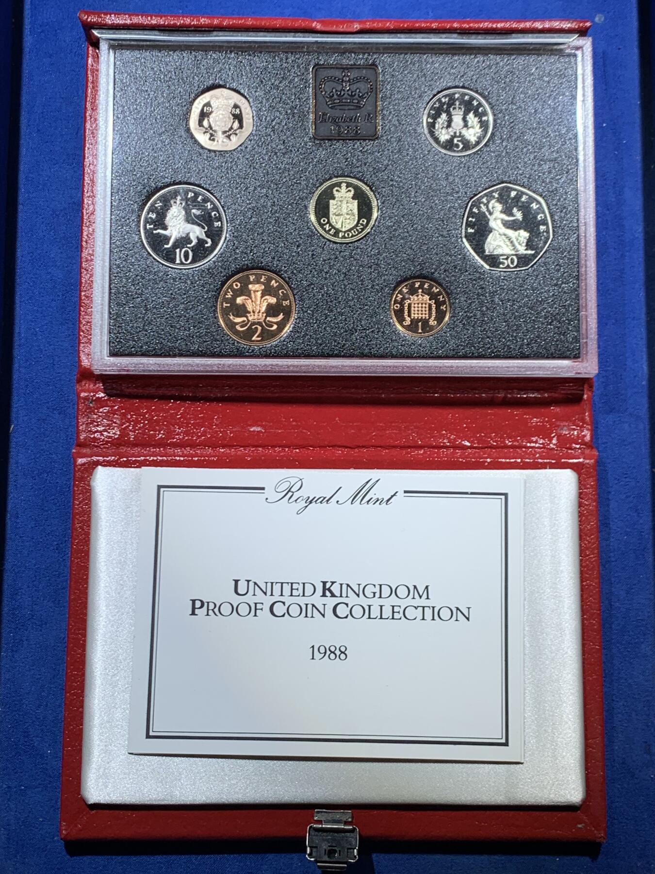 《竞宝斋》第461场 周日，周一，2场连拍 （全场包邮）欢迎送拍 英国1988年精制套币，带1枚1英镑盾徽精制纪念币，7枚币盒证齐全，品相精美 红色盒装