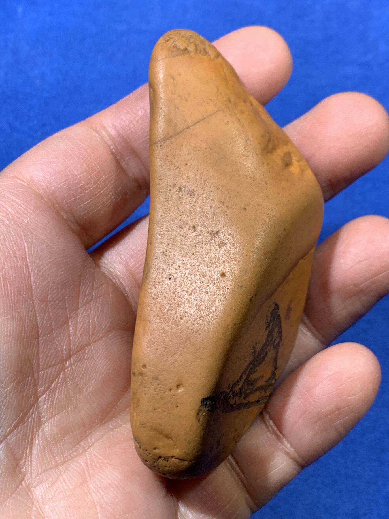 《竞宝斋》第461场 周日，周一，2场连拍 （全场包邮）欢迎送拍 黄蜡石石雕·达摩 非常漂亮的原石手把件雕刻，达摩打坐，背面“禅”，利用原石天然截面雕刻，重96.3克，长约83mm，比例适当，适合手搓