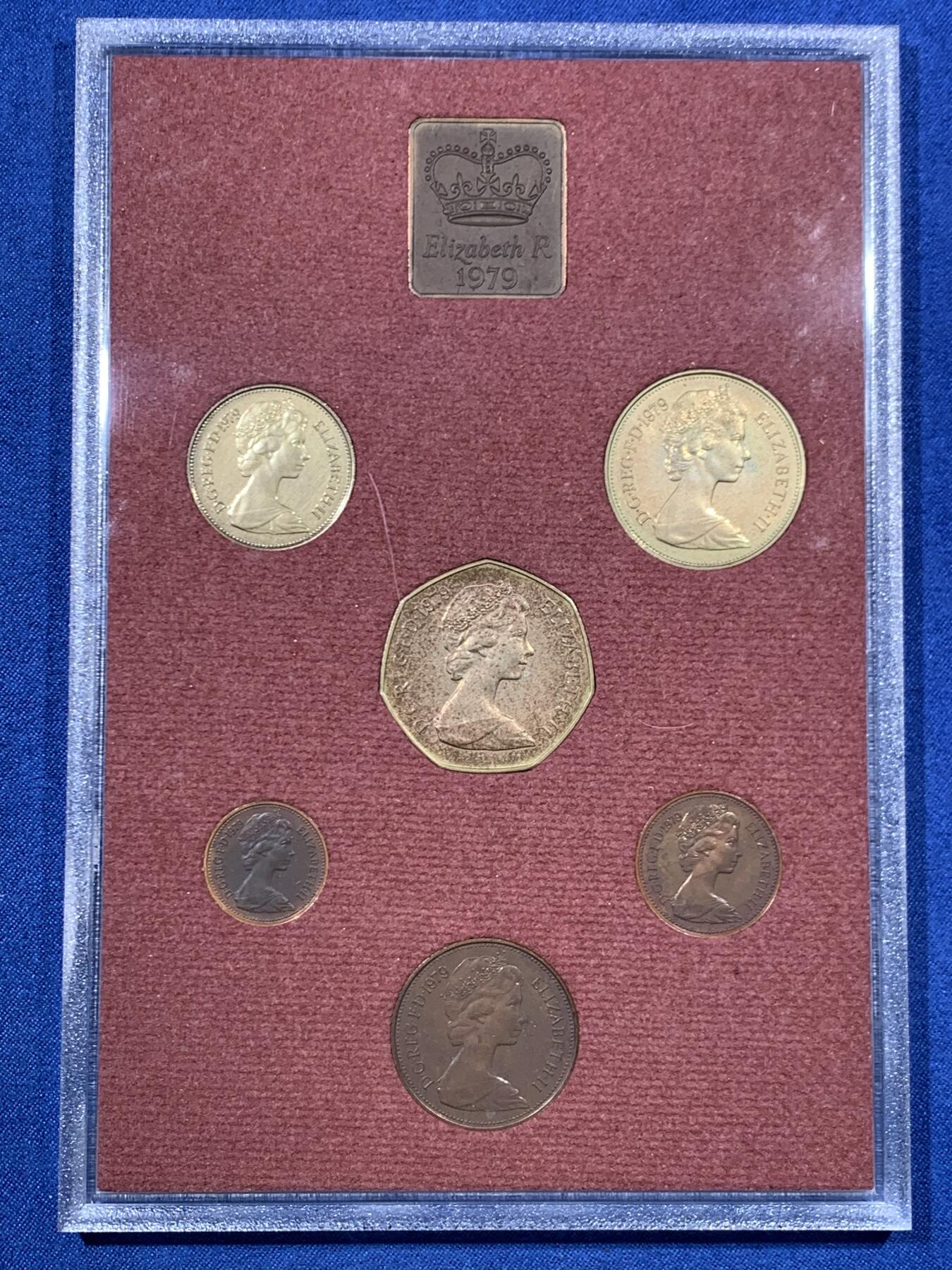 《竞宝斋》第461场 周日，周一，2场连拍 （全场包邮）欢迎送拍 英国1979年精制套币 礼品原装6枚币和1枚章