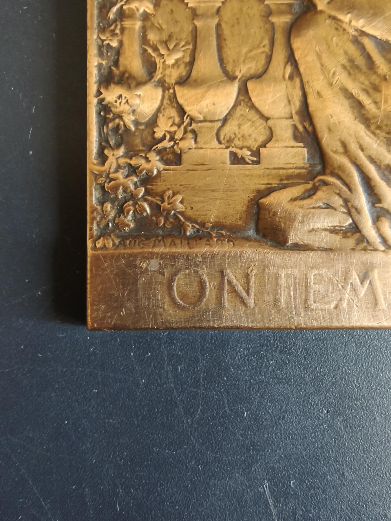 老王徽章第179期 法国“冥想”主题方形大铜章     Aug. Maillard作品    尺寸70×56mm      重量94.8g