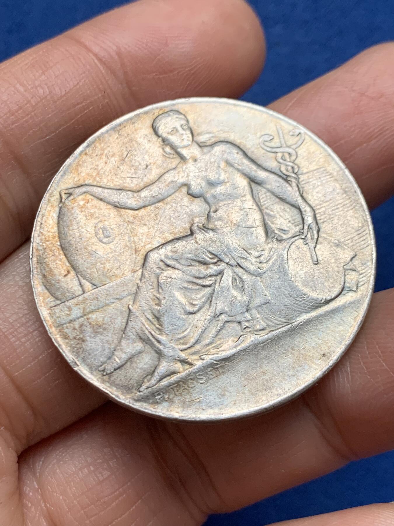 《竞宝斋》第461场 周日，周一，2场连拍 （全场包邮）欢迎送拍 法国1871年巴黎油业委员会纪念银章，半裸女神手持蛇杖坐在油桶上，丰饶角AR，24.5克，37.5mm