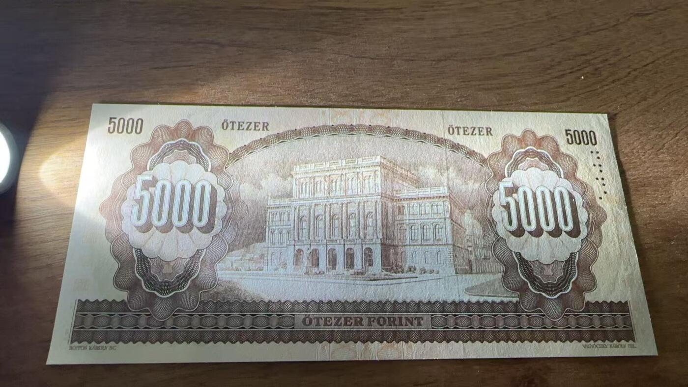 徐霞客拍卖首拍 匈牙利	P-177d 1995年5000福林	K15198289	unc- 	这是匈牙利国家银行发行的5000福林纸币，票面人物是19世纪匈牙利政治家、改革家伊什特万·塞切尼（István Széchenyi），他推动了匈牙利的现代化改革，被誉为“匈牙利的伟大爱国者”。这张纸币是匈牙利货币体系中的经典品种，其历史人物主题与时代印记，使其兼具文化价值与收藏属性。		