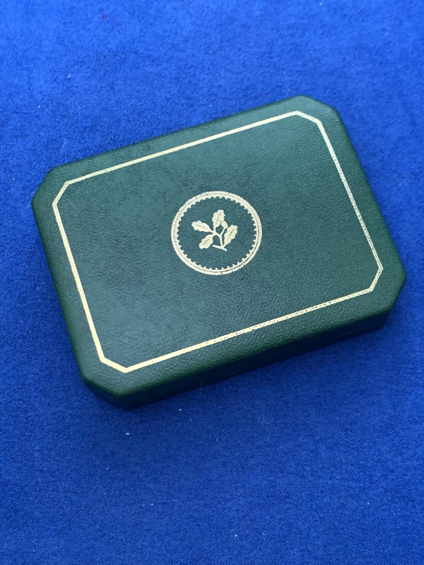 《竞宝斋》第461场 周日，周一，2场连拍 （全场包邮）欢迎送拍 英国1970年国家信托认证银质纪念章，皇家造币厂制，侧银标，人名，原盒少见。25.35克，39.2mm。