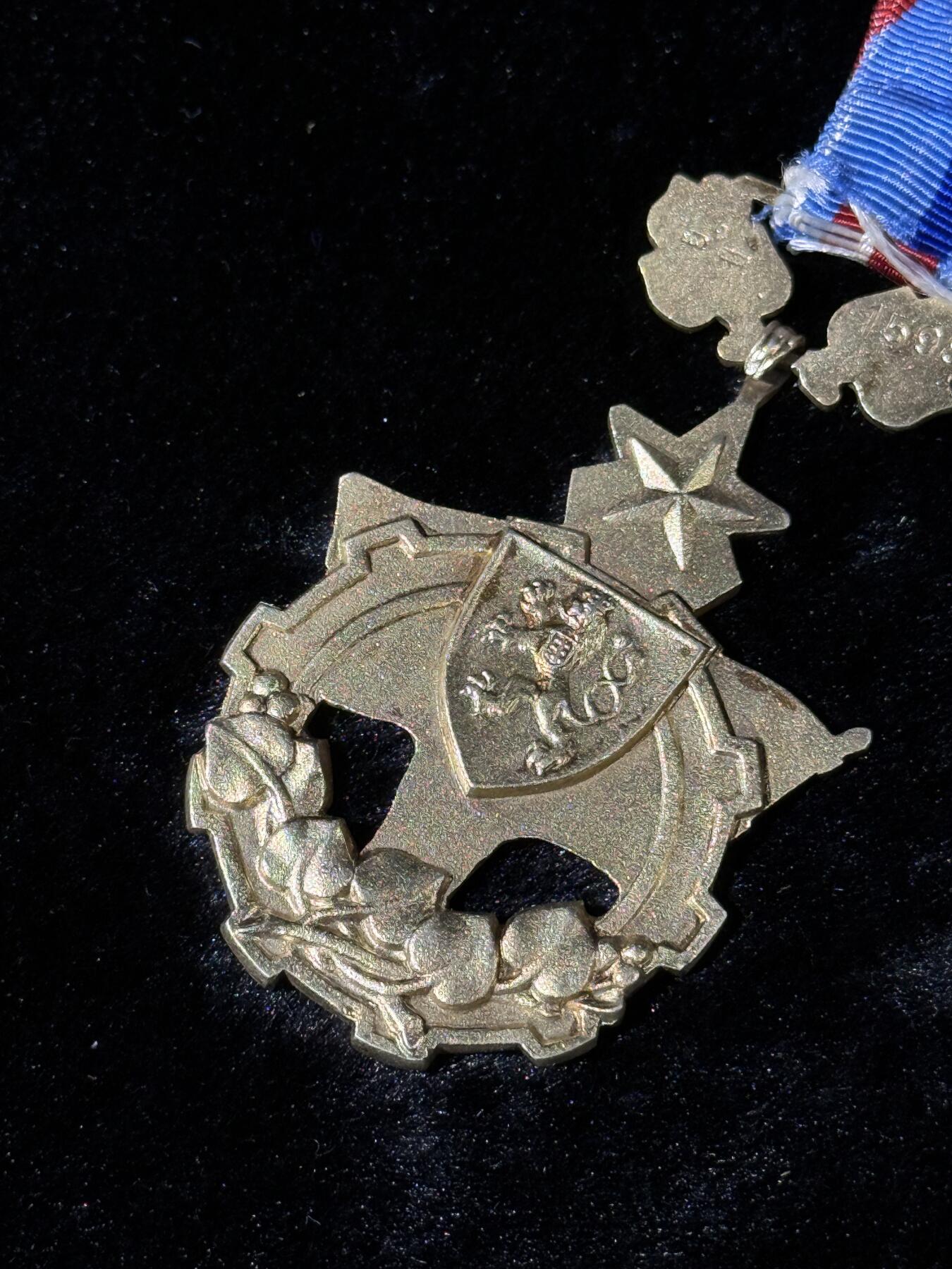 戎马世界章牌大赏第110期 捷克斯洛伐克劳动红旗勋章，银制，非常厚重，45g左右，第一版皇冠狮子版，号段1598
