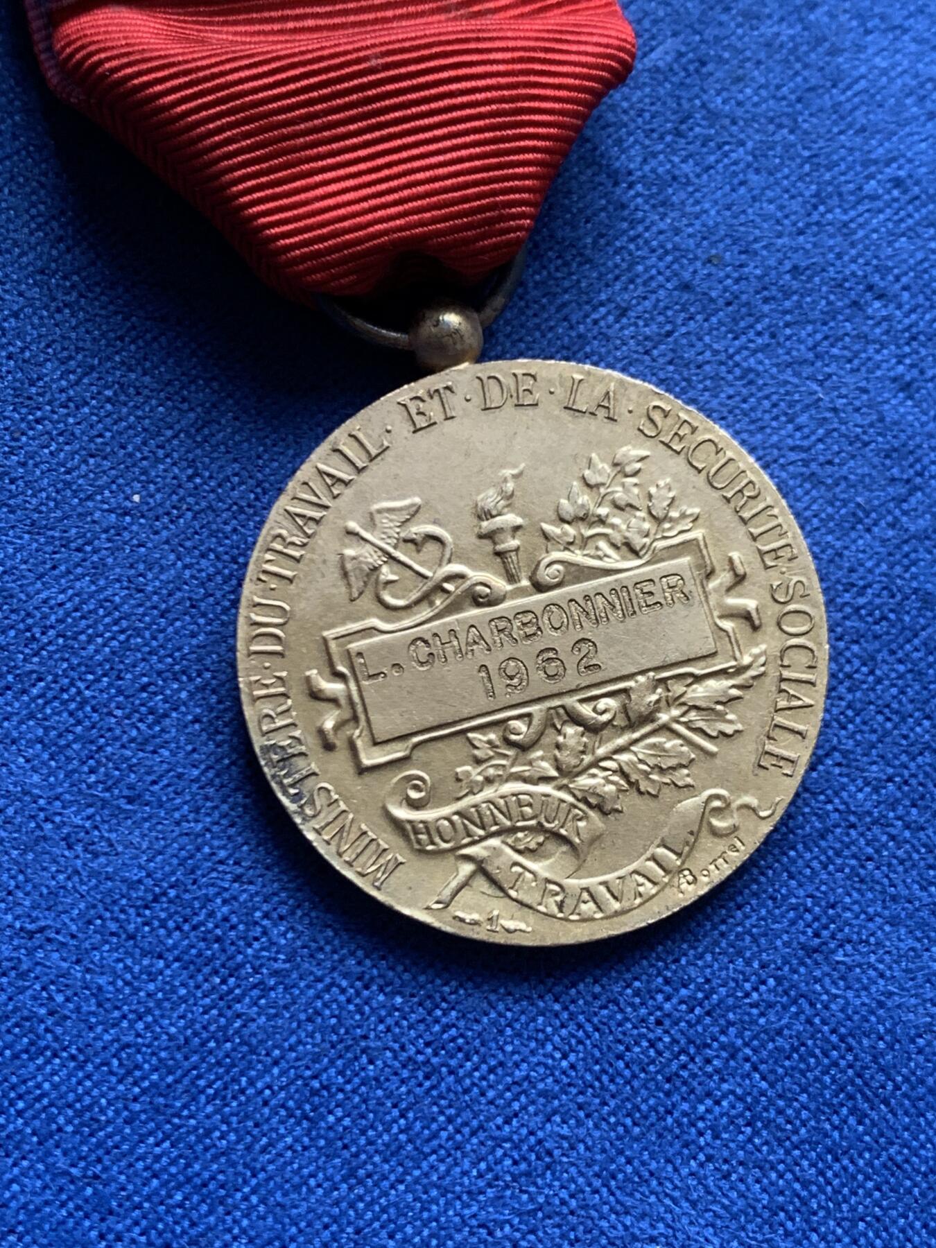 《竞宝斋》第461场 周日，周一，2场连拍 （全场包邮）欢迎送拍 法国银质功勋章 镀金银章 总重12.9克