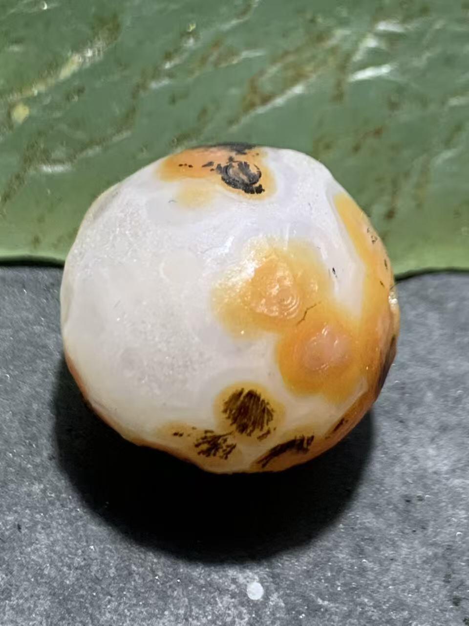 精美冰飘风化纹战国红玛瑙随形珠一个