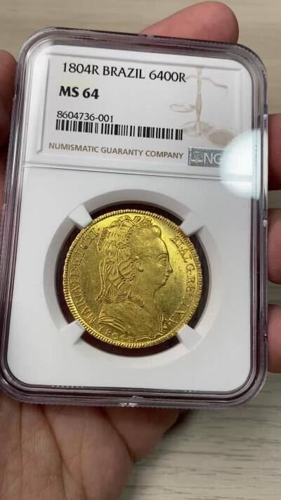 万国钱币拍卖第059期 NGC MS64 1804巴西女王玛利亚一世6400瑞斯金币 里约热内卢造币厂铸 玛利亚一世是巴西首位女王 晚年由于精神问题在1799年便将政务交给了儿子若昂六世 使其成为了摄政皇太子 不可多得的一枚高等级南美金币 NGC唯一冠军分 14.34g