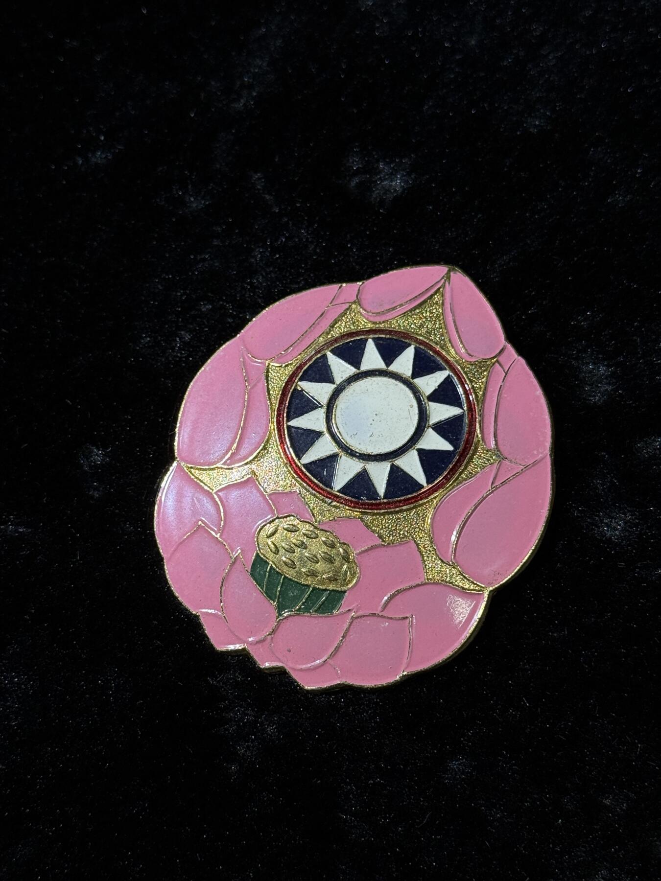 戎马世界章牌大赏第110期 民国宪兵帽徽，铝制，退台后版本