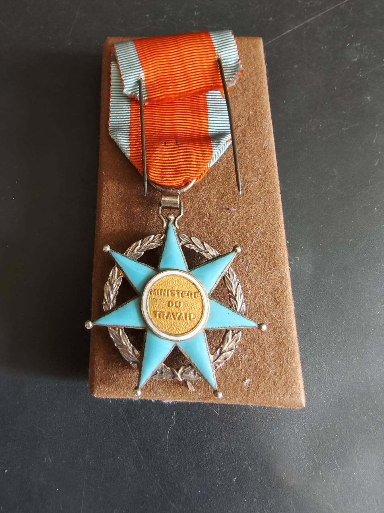 老王徽章第179期 法国骑士级社会功绩勋章     带纸盒