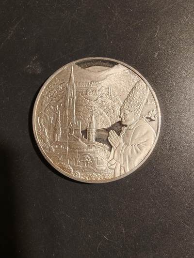 老王徽章第179期 - 教宗若望·保禄二世首次朝圣卢尔德银质纪念章     法国代工     800银螃蟹标    直径38mm    重量20g