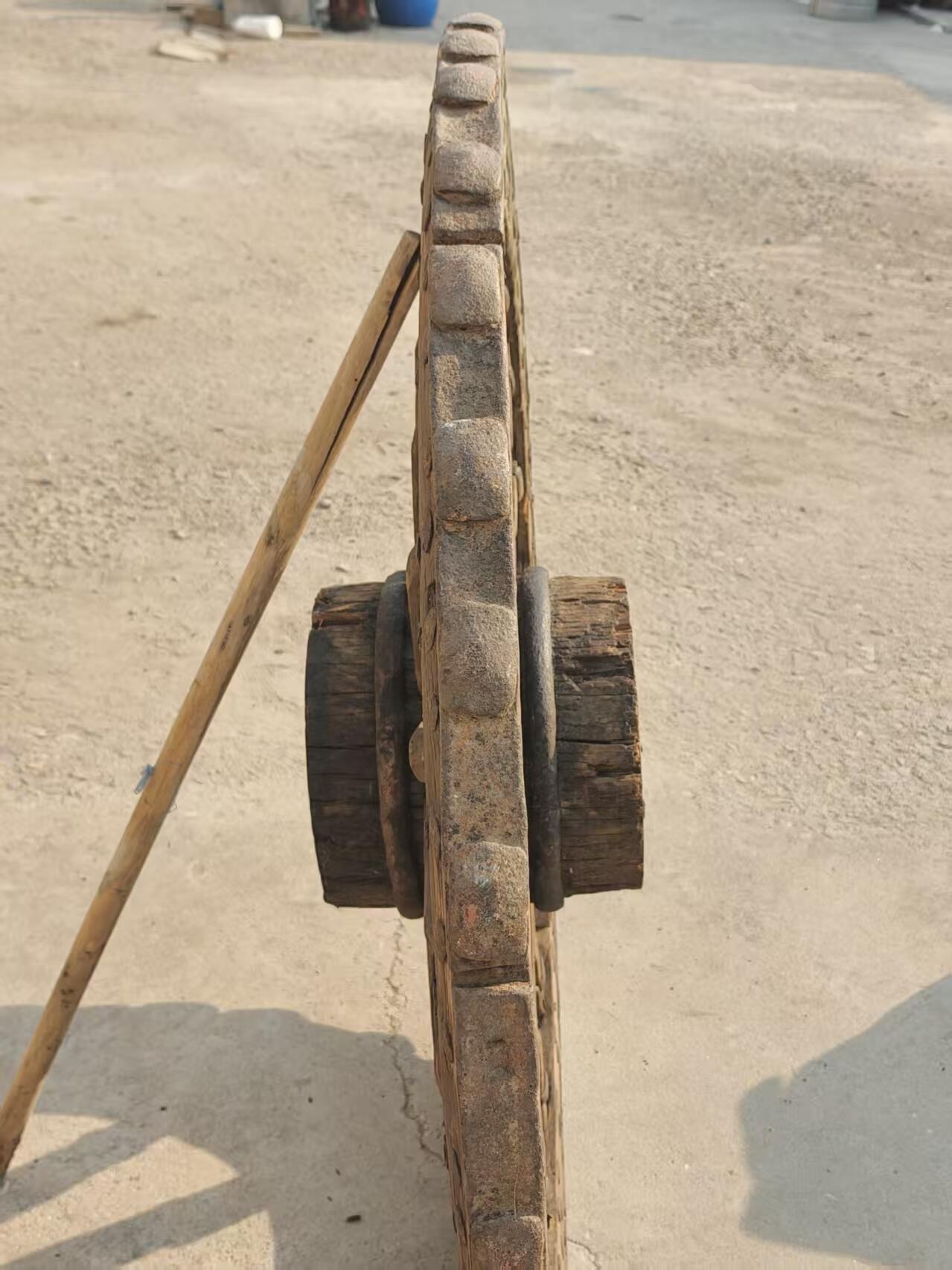 清代老榆木老车轮，带铁箍，全品包老，寓意财源滚滚发大财，收藏，摆放佳品