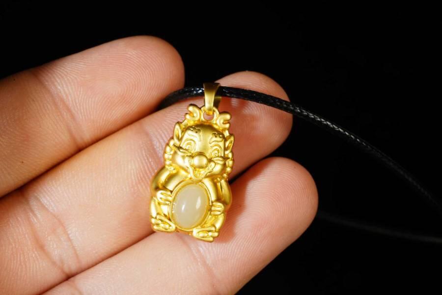 上海都达杂项专场八（全场包邮）   天然镀金龙宝宝嵌和田玉蛋面挂件 附鉴定证书87-340