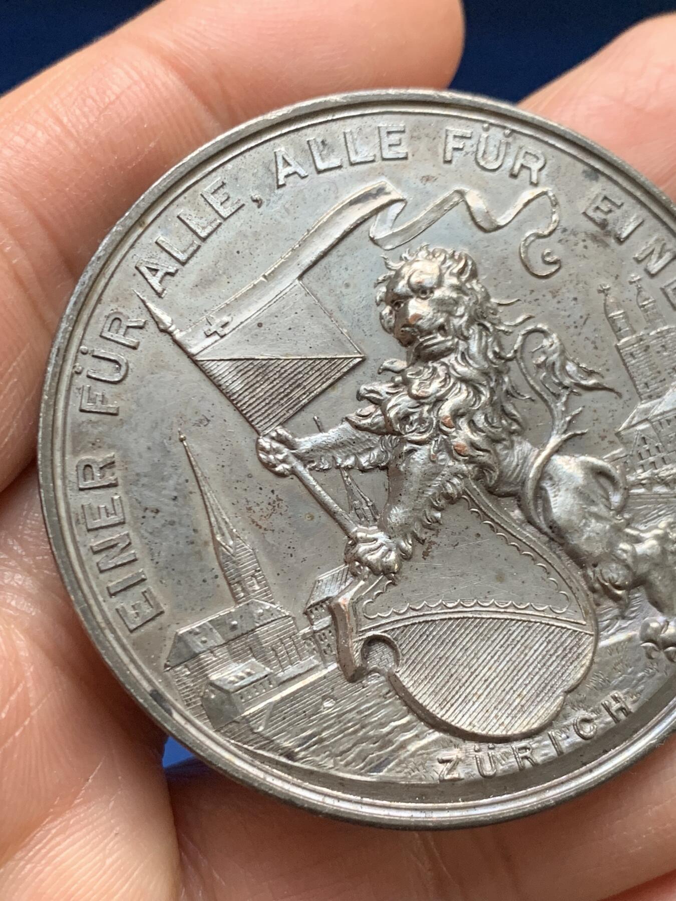 《竞宝斋》第461场 周日，周一，2场连拍 （全场包邮）欢迎送拍 瑞士国家博物馆纪念章，正面中央是其建筑群浮雕，背面为持瑞士国旗的雄狮，背景可见苏黎世城市景观，不多见的品种。50.9克，50mm