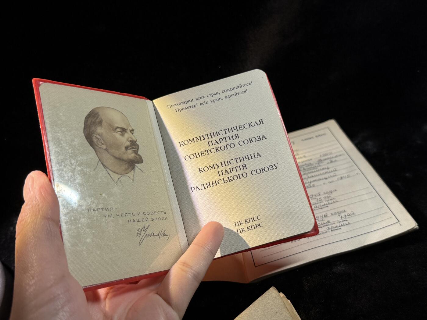 戎马世界章牌大赏第110期 苏联空军飞行侦察员勋章证书与证件一套，带得主相关事迹与履历，得主曾驾驶飞机（推测为雅克9R）侦查敌军部队、港口，并在行动中消灭敌军40人，获得红旗勋章