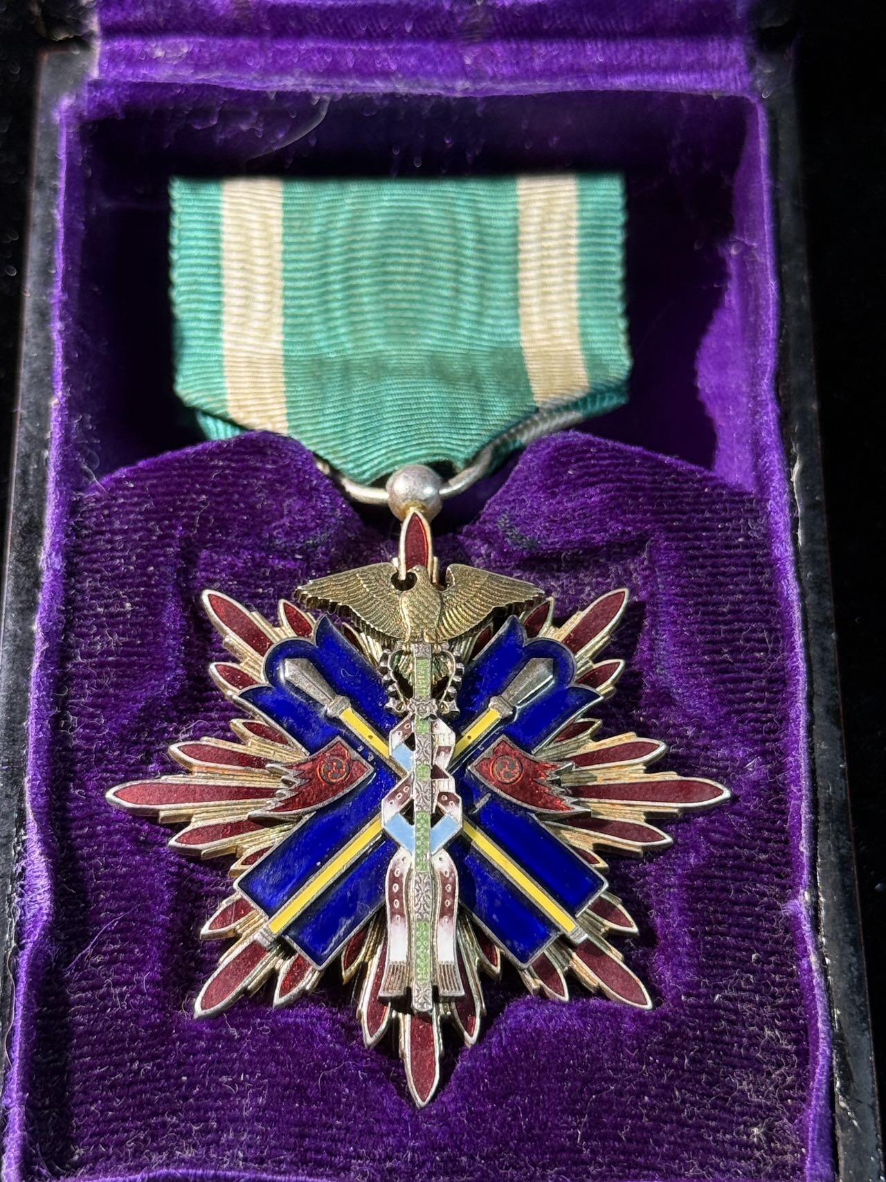 戎马世界章牌大赏第110期 功五级金鸱章，带盒，盒子连接处有损