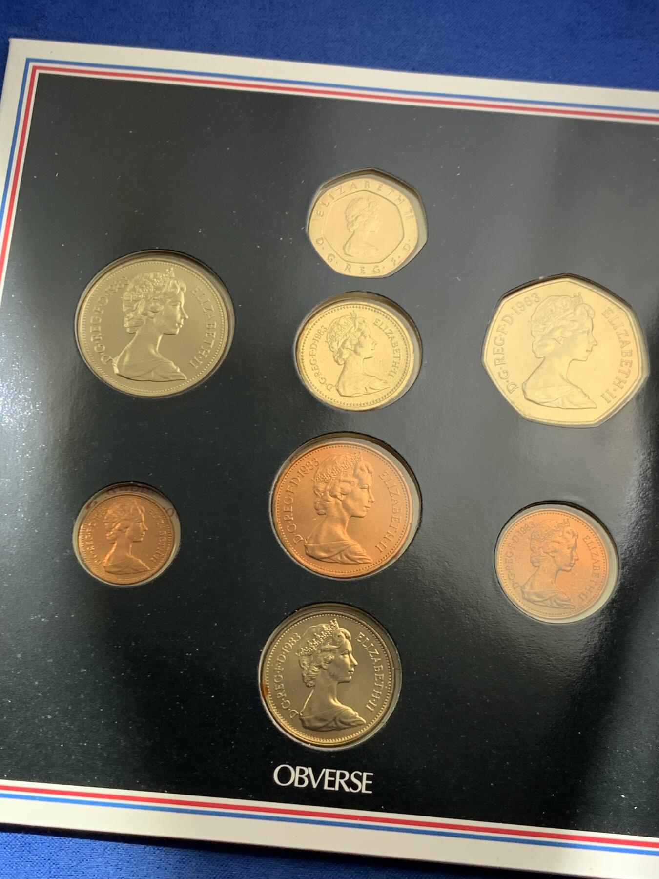 《竞宝斋》第461场 周日，周一，2场连拍 （全场包邮）欢迎送拍 英国1983年精制套币册 新1镑发行首年 精美纹章盾徽漂亮 1/2便士的最后几年 册证齐全