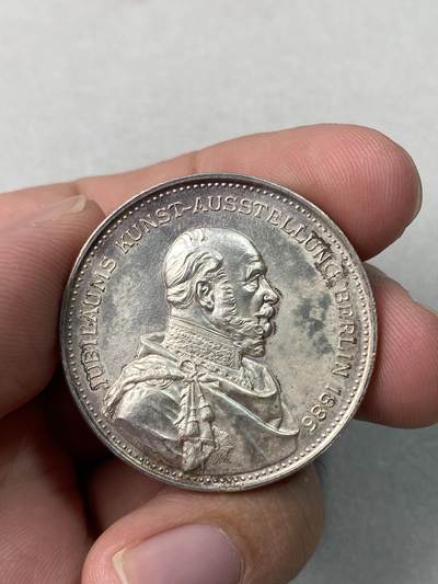 万国钱币拍卖第059期 - 1886年德国威廉一世纪念柏林艺术展百年创展暨腓特烈大帝逝世百年纪念大银章 高浮雕原味状态 普鲁士银章系列的名誉品种之一 G.LOOS名家倾力设计 25g 34mm