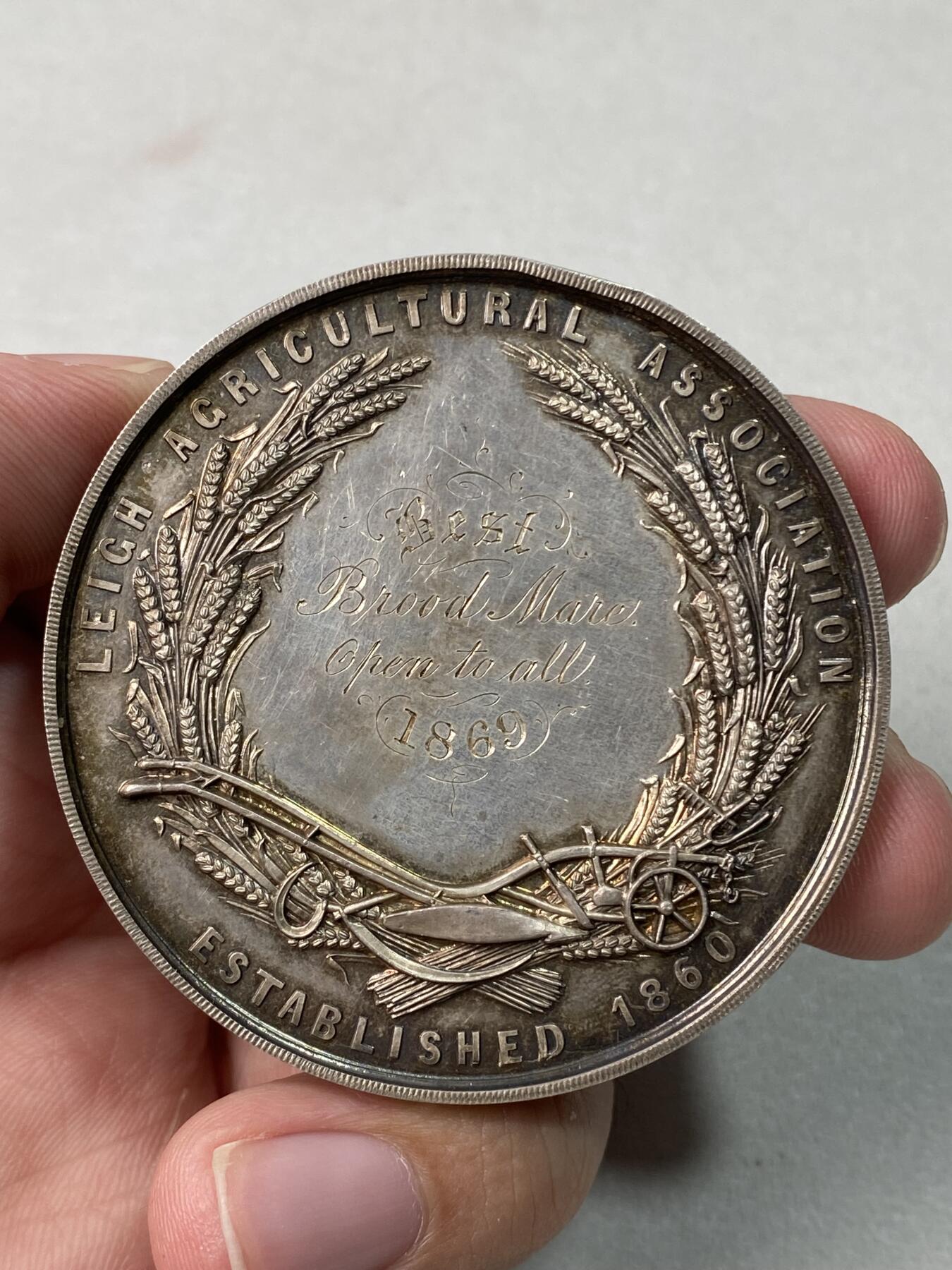 万国钱币拍卖第059期 1869英国农业协会畜牧大银章 高浮雕五彩大规格 边缘磕碰 61g 53mm