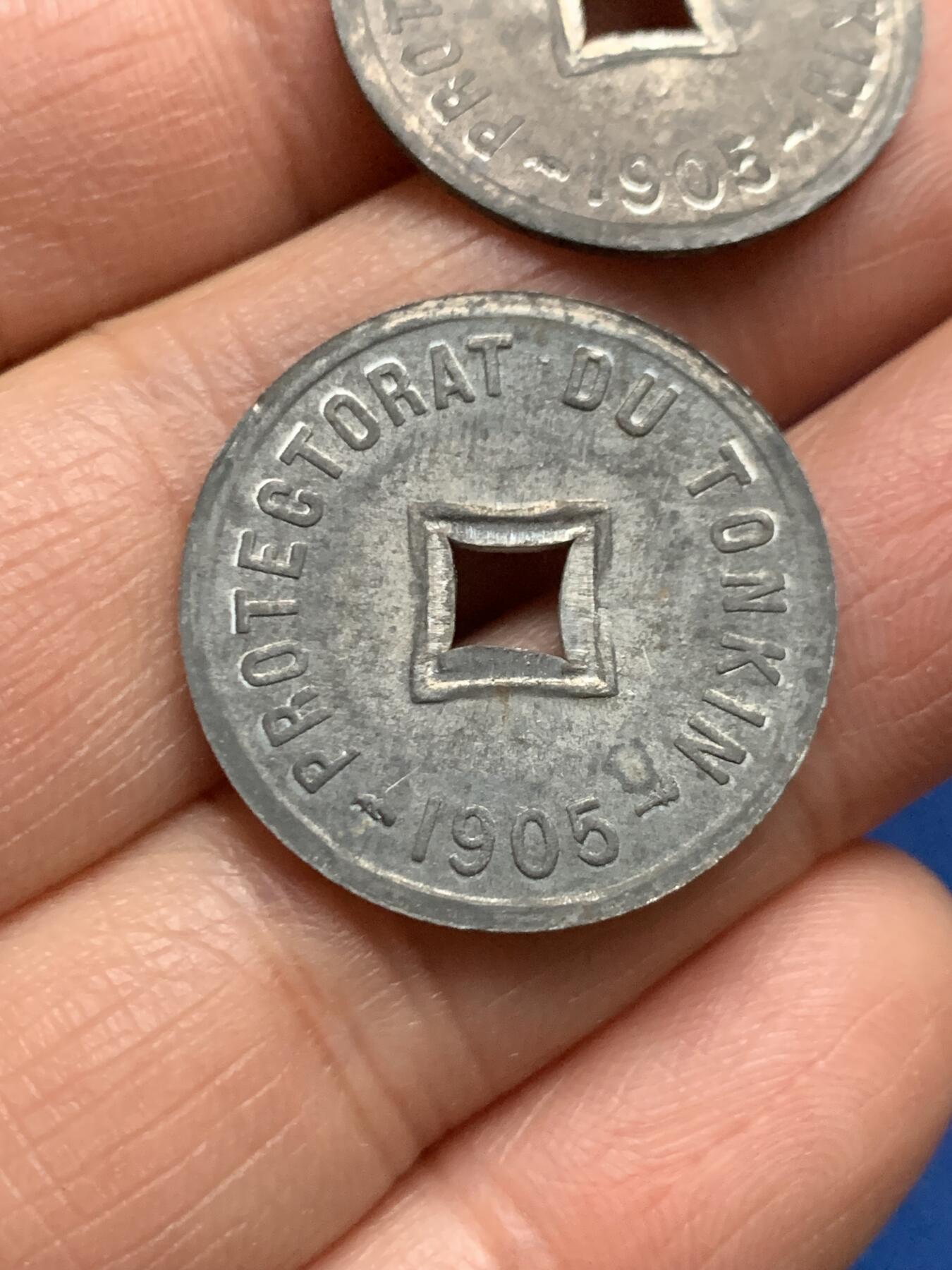 《竞宝斋》第461场 周日，周一，2场连拍 （全场包邮）欢迎送拍 两枚一组 法属安南1905年六百分之一锌币 世界上面值最小的硬币